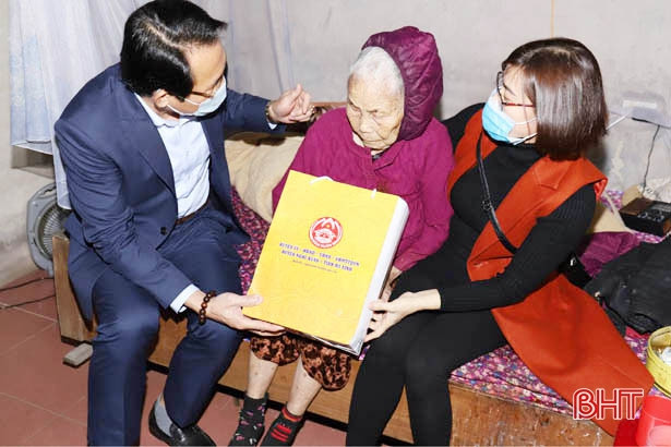 Lãnh đạo huyện Nghi Xuân tặng quà tết cho gia đình chính sách, người có công ảnh 1 Lãnh đạo huyện Nghi Xuân tặng quà tết cho gia đình chính sách, người có công