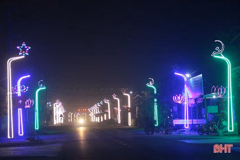 Vô vàn “cây nêu” điểm tô những con đường ở huyện Nghi Xuân