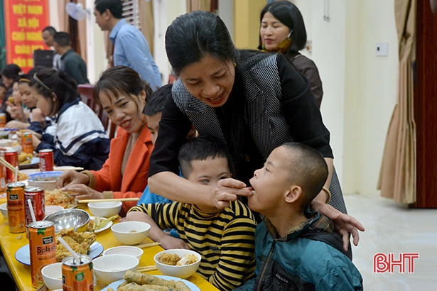 Ấm áp bữa cơm cuối năm ở Làng Trẻ em mồ côi Hà Tĩnh