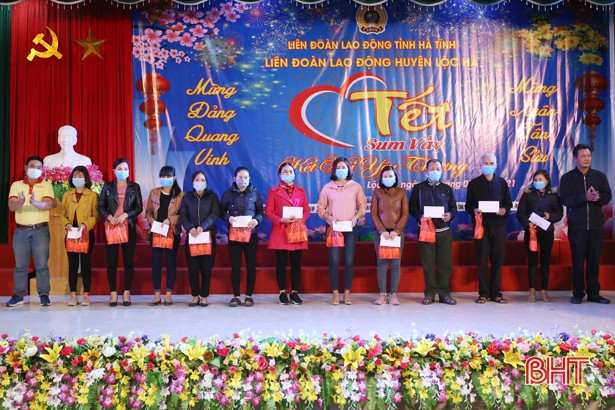 “Tết sum vầy”, trao 134 suất quà cho đoàn viên công đoàn khó khăn ở Lộc Hà