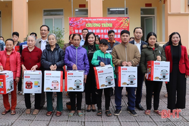 Trao 300 nồi cơm điện trị giá 300 triệu đồng cho người dân Vũ Quang