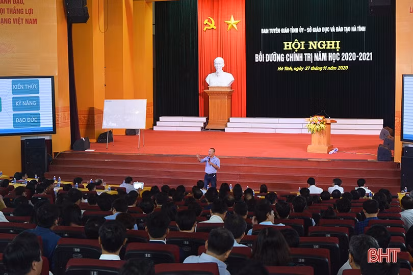 Hà Tĩnh bồi dưỡng chính trị cho gần 600 cán bộ, giáo viên
