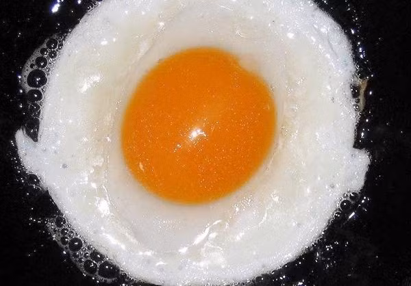 Thêm một bước trước khi làm trứng ốp la, trứng luôn tròn mà không bị dính chảo