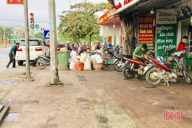 Dẹp bỏ chợ tạm ngay khúc cua trên quốc lộ 1A ở Hà Tĩnh ảnh 7 Dẹp bỏ chợ tạm ngay khúc cua trên quốc lộ 1A ở Hà Tĩnh