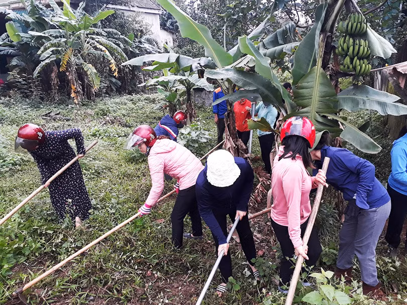 “Gác” ngày nghỉ, giáo viên Hương Sơn cùng Nhân dân xây dựng NTM