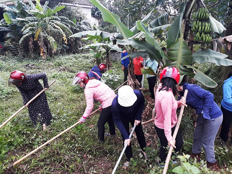 “Gác” ngày nghỉ, giáo viên Hương Sơn cùng Nhân dân xây dựng NTM