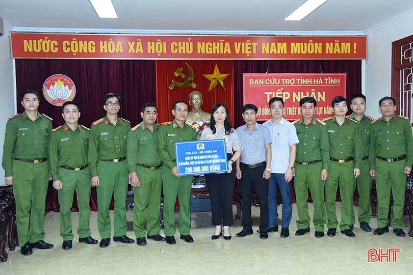 Nhiều tổ chức tiếp tục hỗ trợ người dân vùng lũ Hà Tĩnh