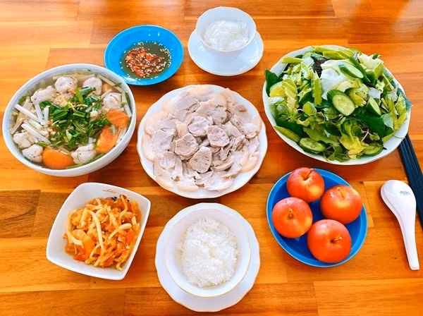 Những mâm cơm “đầy ăm ắp” cực ngon mắt của 8X xinh đẹp khiến ai ngắm cũng phải trầm trồ