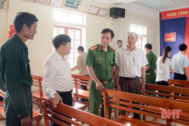 Công an Hương Sơn giúp dân xây dựng nông thôn mới