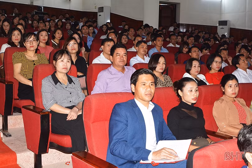 Hà Tĩnh bồi dưỡng chính trị cho gần 600 cán bộ, giáo viên