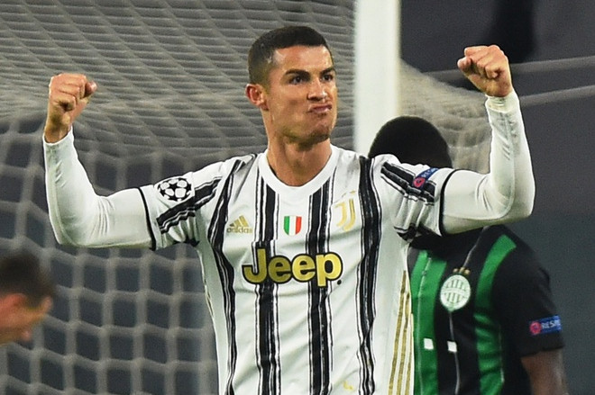 Ronaldo cân bằng thành tích của Messi