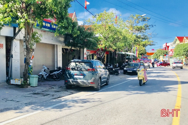 Vỉa hè nhếch nhác ở thị trấn Cẩm Xuyên