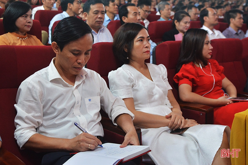 Hà Tĩnh bồi dưỡng chính trị cho gần 600 cán bộ, giáo viên