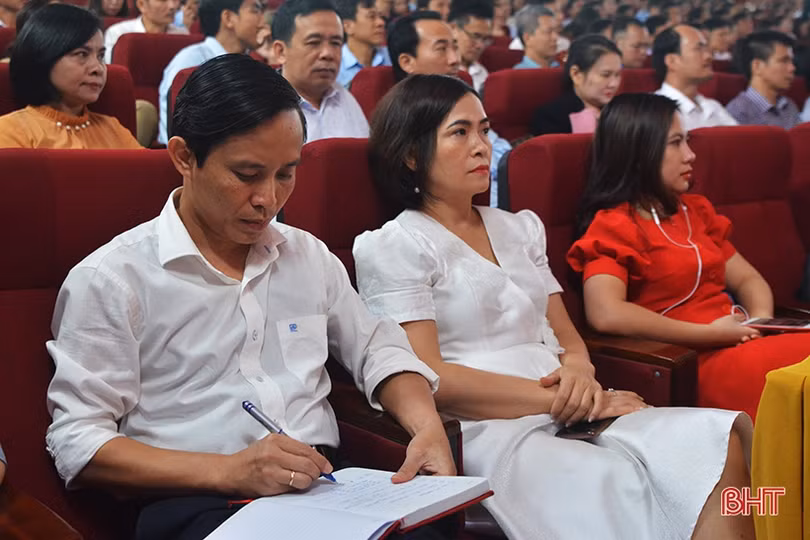 Hà Tĩnh bồi dưỡng chính trị cho gần 600 cán bộ, giáo viên