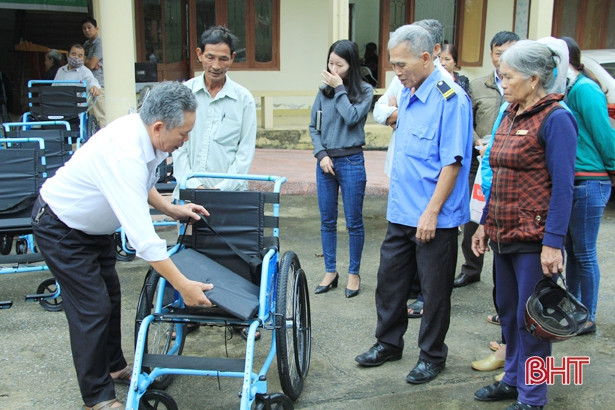 Trao tặng 65 xe lăn cho người khuyết tật ở Vũ Quang, Nghi Xuân