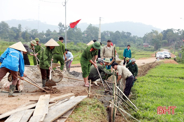 Công an Hương Sơn giúp dân xây dựng nông thôn mới