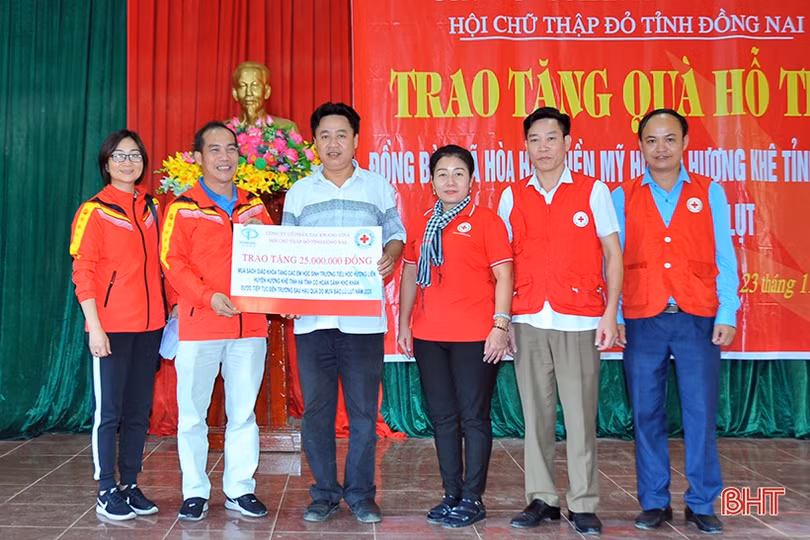 Hội Chữ thập đỏ Đồng Nai, Hải Phòng trao hơn 1.100 suất quà đến người dân Hà Tĩnh