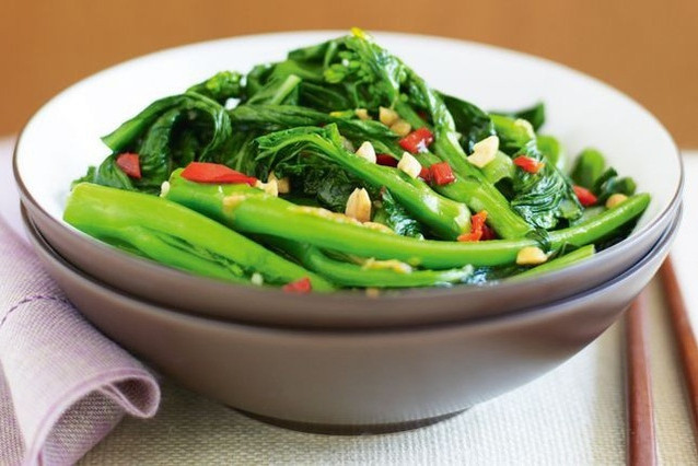 Bí quyết để rau xào luôn xanh mướt, bóng đẹp, không hề thâm đen!