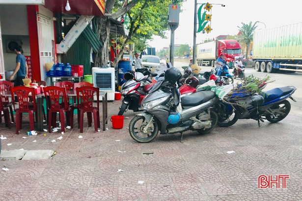 Vỉa hè nhếch nhác ở thị trấn Cẩm Xuyên