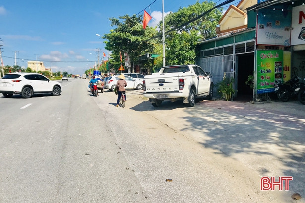 Vỉa hè nhếch nhác ở thị trấn Cẩm Xuyên