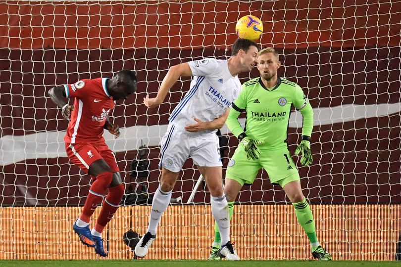 Liverpool áp sát ngôi đầu sau trận thắng đậm Leicester