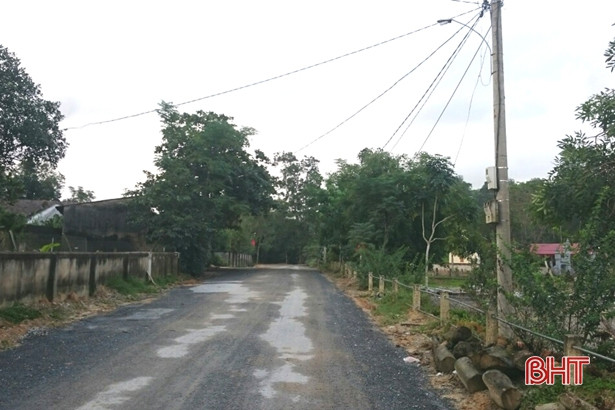 Khắc phục cột điện đổ nghiêng bên đường sau phản ánh của Báo Hà Tĩnh