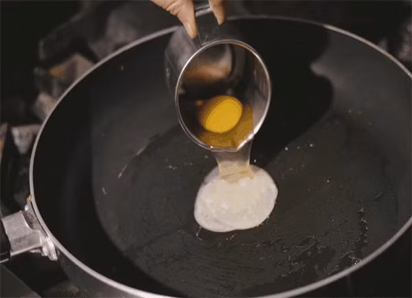 Thêm một bước trước khi làm trứng ốp la, trứng luôn tròn mà không bị dính chảo