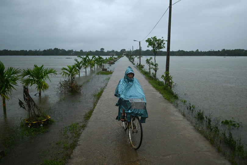 chùm ảnh ấn tượng về thiên tai ảnh 1 Cảnh mưa lũ Việt Nam trong chùm ảnh thiên tai 2020