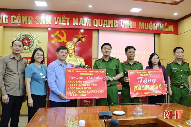 Tỉnh Hưng Yên hỗ trợ Nhân dân vùng lũ Hà Tĩnh gần 3 tỷ đồng