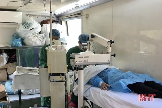 1.500 người nghèo, gia đình chính sách ở Hà Tĩnh được khám, điều trị về mắt