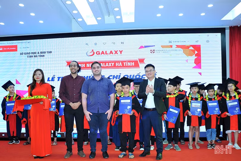 Anh ngữ Galaxy Hà Tĩnh trao 28 chứng chỉ Cambridge cho học viên