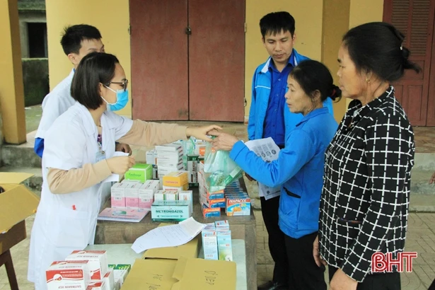 Khám, cấp thuốc miễn phí cho hơn 200 người dân huyện Nghi Xuân