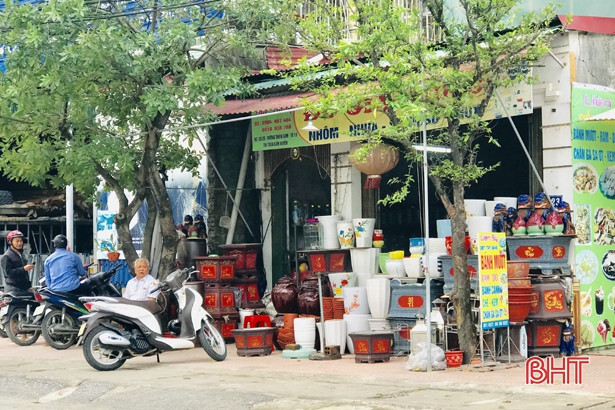 Vỉa hè nhếch nhác ở thị trấn Cẩm Xuyên