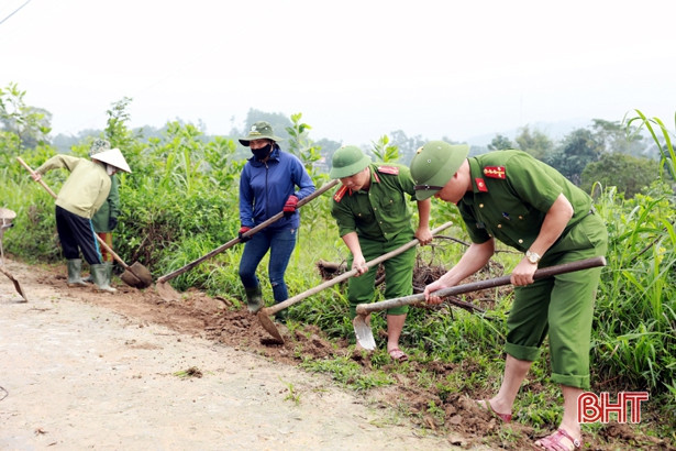Công an Hương Sơn giúp dân xây dựng nông thôn mới