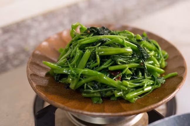 Bí quyết để rau xào luôn xanh mướt, bóng đẹp, không hề thâm đen!