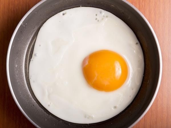 Thêm một bước trước khi làm trứng ốp la, trứng luôn tròn mà không bị dính chảo
