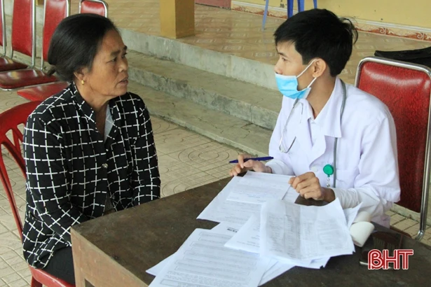 Khám, cấp thuốc miễn phí cho hơn 200 người dân huyện Nghi Xuân