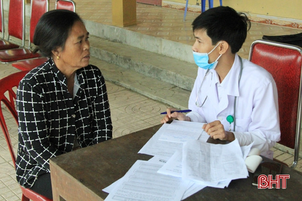 Khám, cấp thuốc miễn phí cho hơn 200 người dân huyện Nghi Xuân
