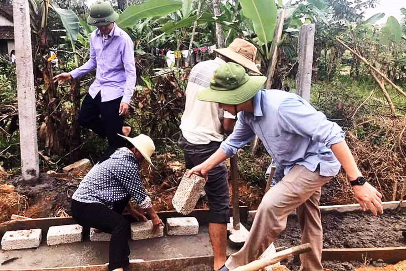 “Gác” ngày nghỉ, giáo viên Hương Sơn cùng Nhân dân xây dựng NTM