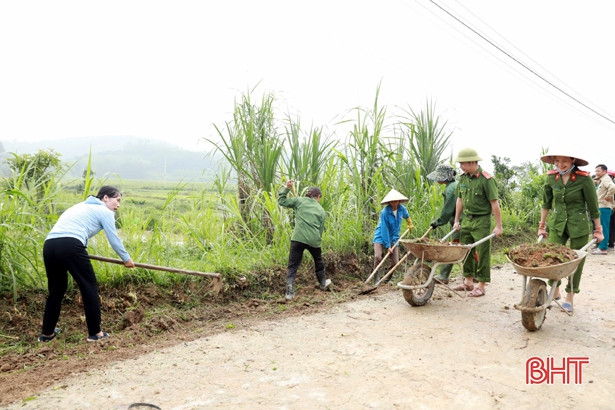 Công an Hương Sơn giúp dân xây dựng nông thôn mới
