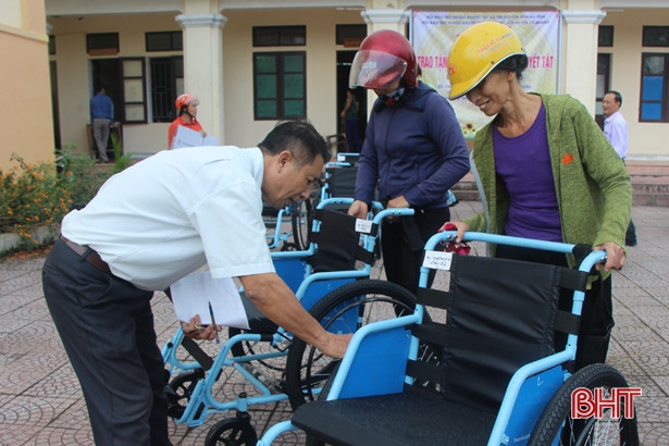 Trao tặng 65 xe lăn cho người khuyết tật ở Vũ Quang, Nghi Xuân