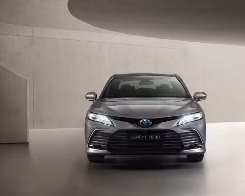 Toyota Camry Hybrid 2021 ra mắt: Nâng cấp về thiết kế và trang bị