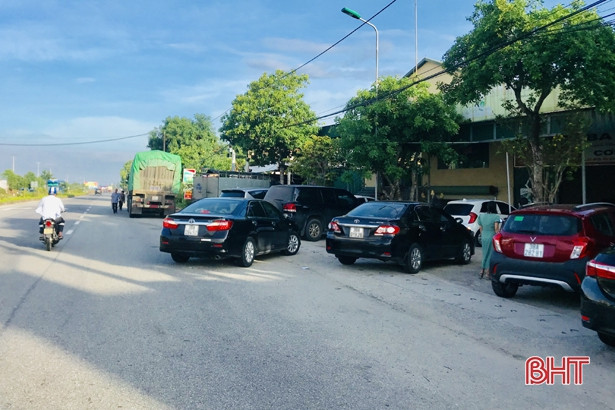 Vỉa hè nhếch nhác ở thị trấn Cẩm Xuyên