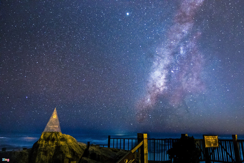 Dòng sông mây trên đỉnh núi cao nhất Việt Nam