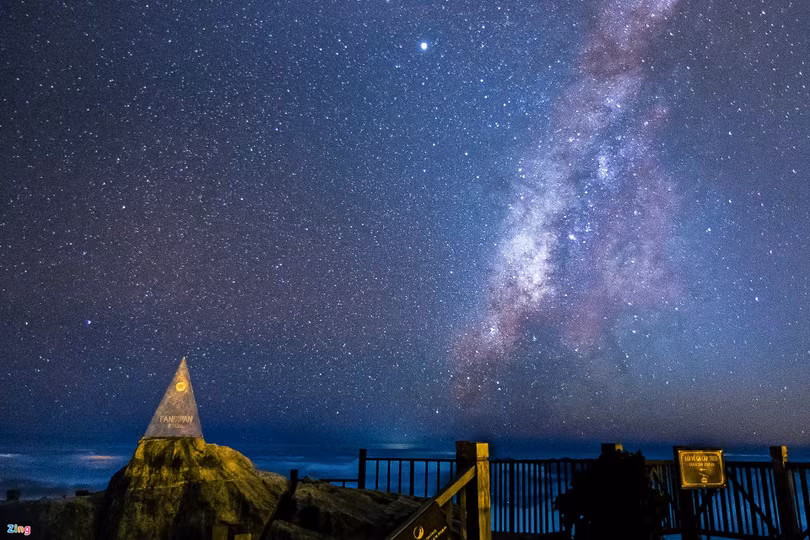 Dòng sông mây trên đỉnh núi cao nhất Việt Nam