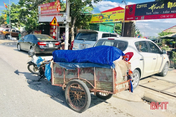 Vỉa hè nhếch nhác ở thị trấn Cẩm Xuyên