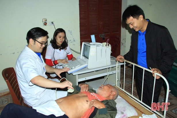 Khám, cấp thuốc miễn phí cho hơn 200 người dân huyện Nghi Xuân