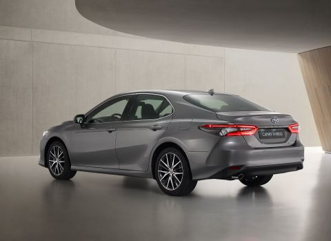 Toyota Camry Hybrid 2021 ra mắt: Nâng cấp về thiết kế và trang bị