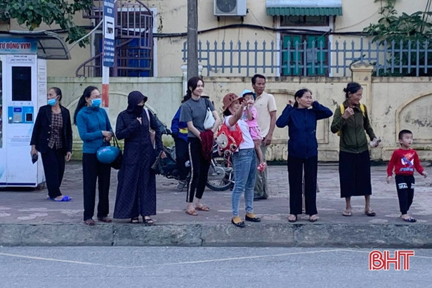 Điểm chờ xe bus “2 không” trước cổng Bệnh viện Phục hồi chức năng Hà Tĩnh