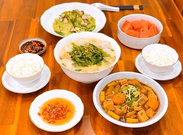 Những mâm cơm “đầy ăm ắp” cực ngon mắt của 8X xinh đẹp khiến ai ngắm cũng phải trầm trồ